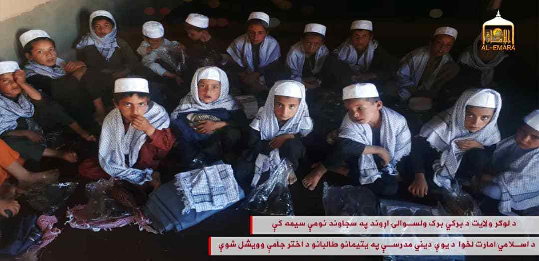 لوگر: لباس عیدی به طلاب مظلوم یتیم یک مدرسه در ولسوالی برکی برک تقسیم گردید